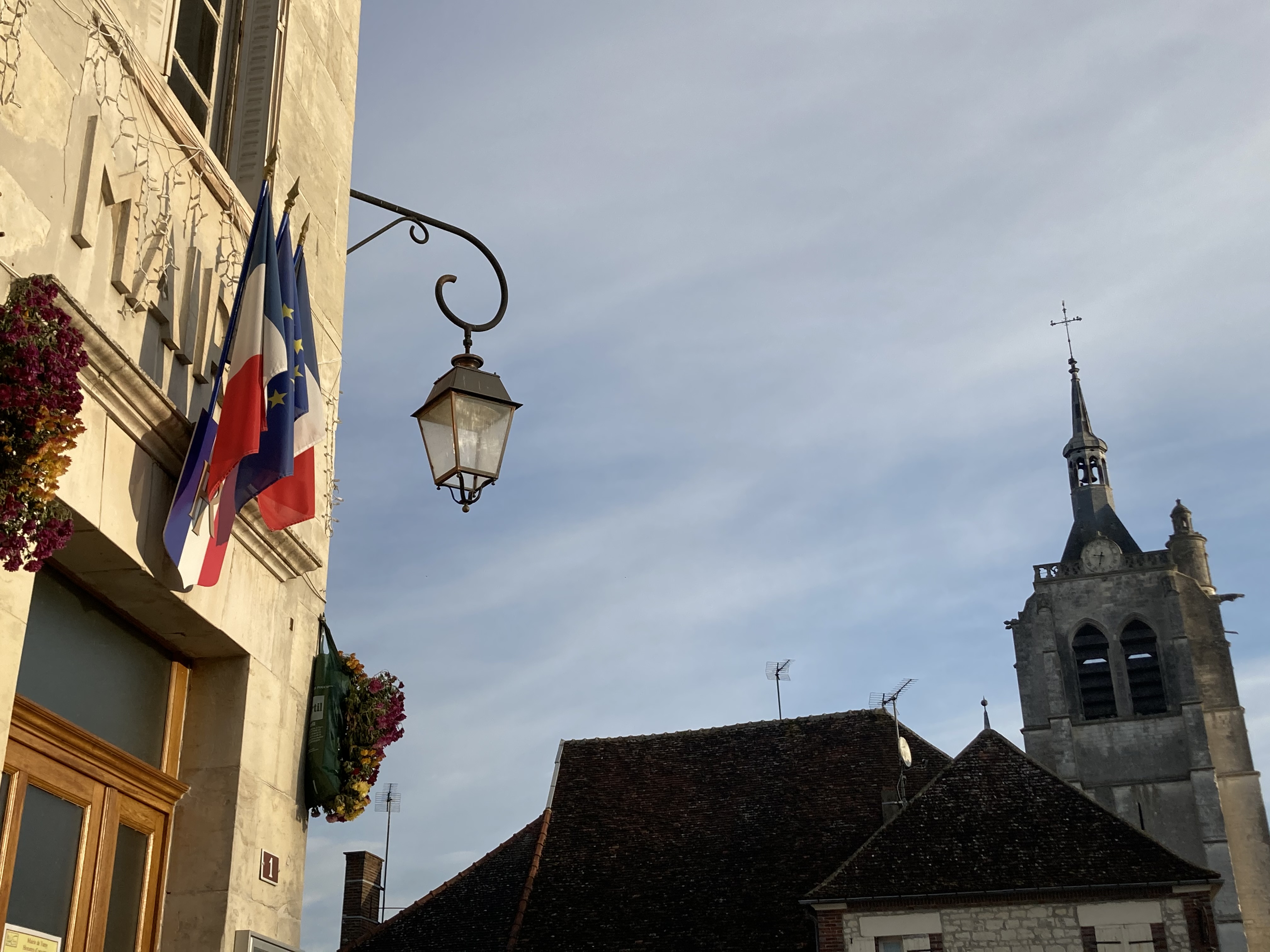 La Mairie et l'église Saint Mammès